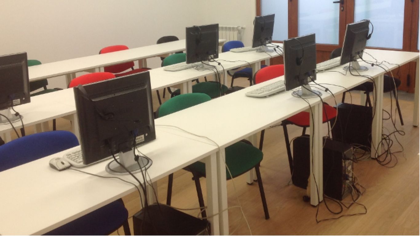 Acondicionamento para un telecentro e unha aula de formación